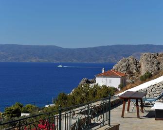 Villa Athina Recommended For Families. Is A Detached Stone House Near Sea Side - Hydra - Balcony