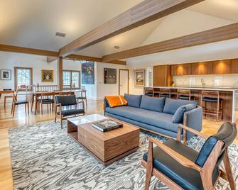 The Penthouse, Downtown Lenox by Evergreen Home - Lenox - Living room