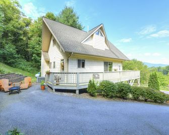 Wonderful Views, Wrap Around Deck, 4 Bedrooms, May Discount - Waynesville - Bâtiment