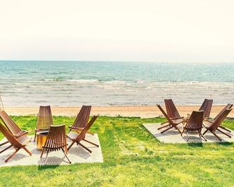 Cottage 17: Lower-Level Beachfront Unit in 4-Plex - Wainfleet - Patio
