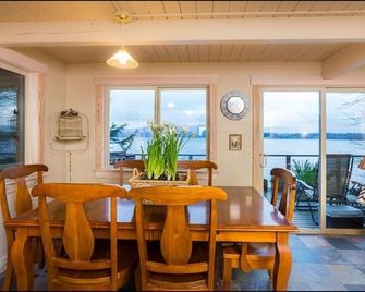 3BR Cottage with Gorgeous Sunsets and Private Beach - Eastsound - Їдальня