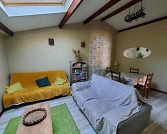 Vacation Home \'Gîte Des Peupliers, Gîte À La Ferme\' with Private Terrace, Private Garden & Wi-Fi - Surques - Sala de estar