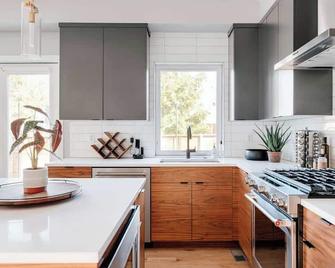 Luxe Getaway | Yard + Roof Deck | 4 Story Townhome - Denver - Kitchen