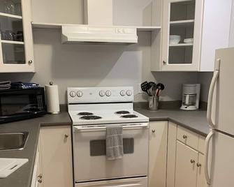 Beautiful ground-level 1-bdrm suite in quiet neighborhood on cul-de-sac - Victoria - Cocina