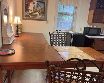 Near Old Silver Beach Falmouth/Two bedroom , private bathroom and kitchenette - North Falmouth - Comedor