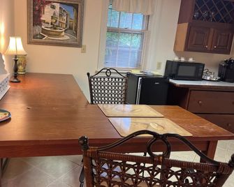 Near Old Silver Beach Falmouth-Two bedroom, private bathroom and kitchenette - North Falmouth - Dining room