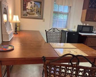 Near Old Silver Beach Falmouth- Two bedroom , private bathroom and kitchenette. - North Falmouth - Comedor