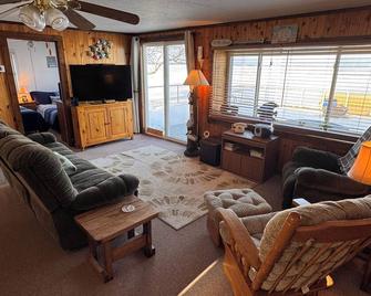 North View Cabins #3 - 2Bed/1Ba Direct Waterfront Cabin on Houghton Lake! - Prudenville - Living room