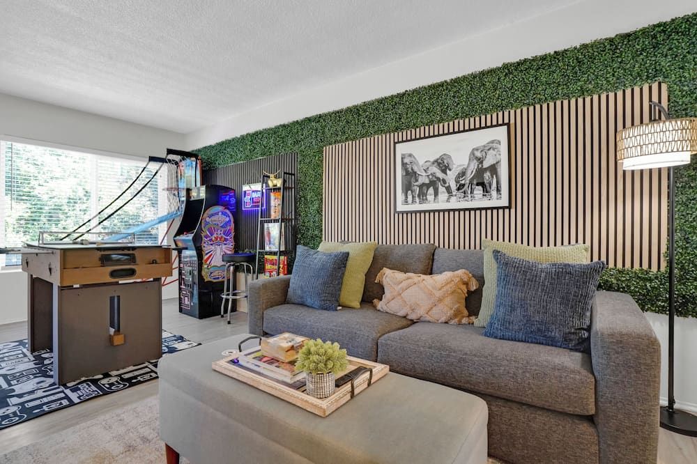 6th Haven, Arcades, King Size Bed, Fun Games, 1 Mile to Beaches, AC Unit, Fits 6 - لونغ بيتش - غرفة معيشة