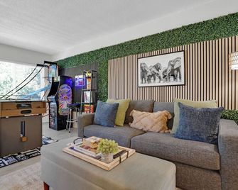 6th Haven, Arcades, King Size Bed, Fun Games, 1 Mile to Beaches, AC Unit, Fits 6 - Long Beach - Sala de estar