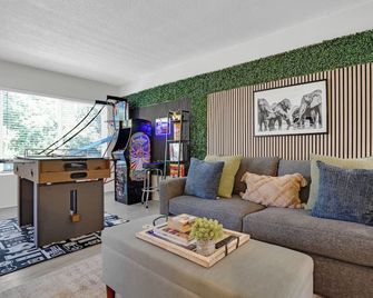 6th Haven, Arcades, King Size Bed, Fun Games, 1 Mile to Beaches, AC Unit, Fits 6 - Long Beach - Salon