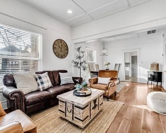 Charming Midtown Cottage, 11 straight blocks to Sherman Ave/Downtown Boat Launch - Coeur d'Alene - Living room