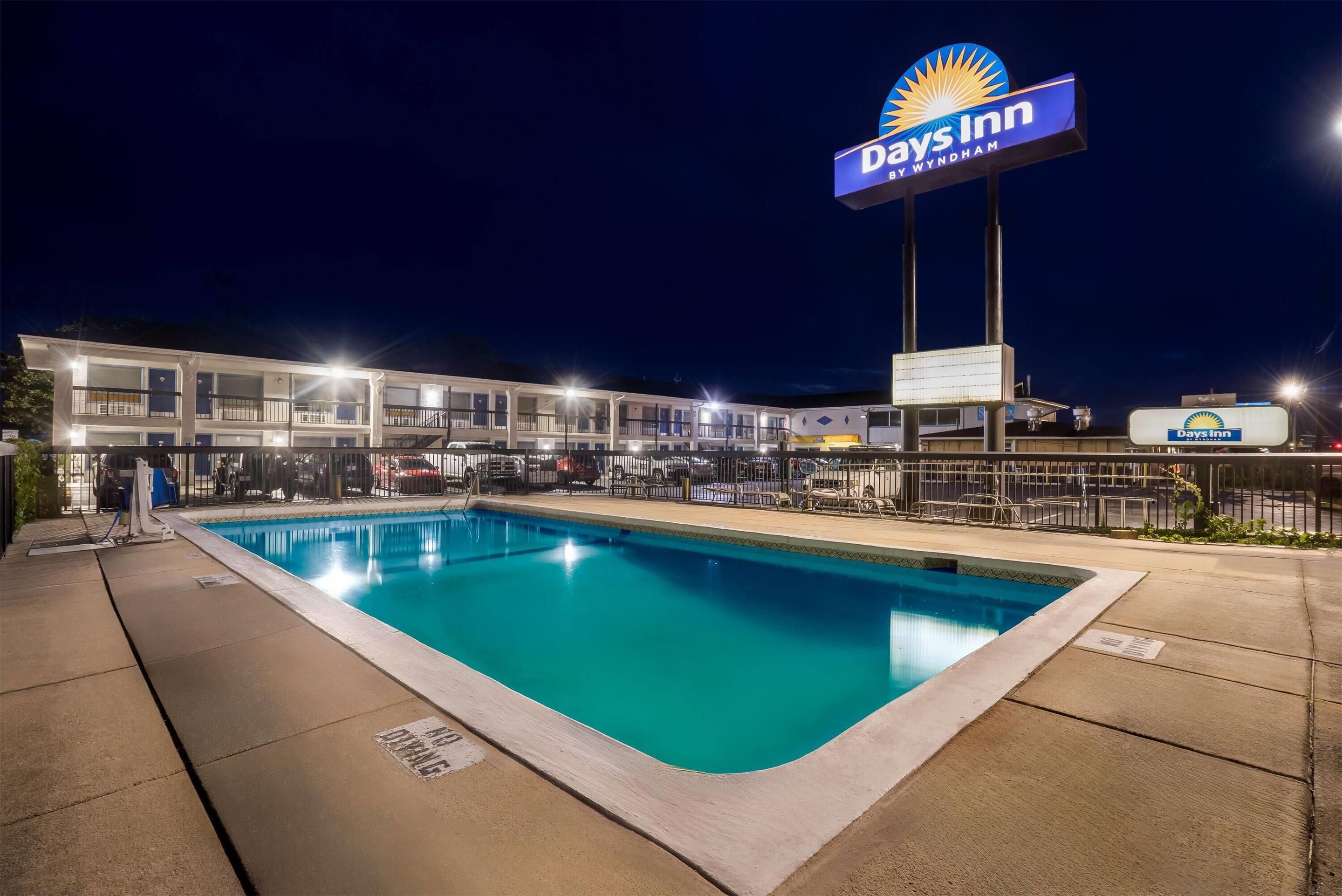 Days Inn by Wyndham Jacksonville NC - ג'קסונוויל - בריכה