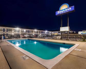 Days Inn by Wyndham Jacksonville NC - Jacksonville - Pool