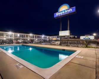 Days Inn by Wyndham Jacksonville NC - Jacksonville - Piscina