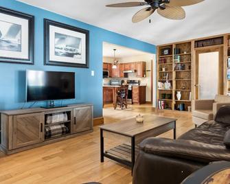 Beautiful Lakefront Home! - Franklin - Living room