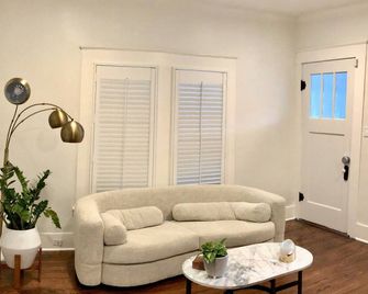 1930's Casa Luna in the heart of Alamo Heights - سان انطونيو - غرفة معيشة