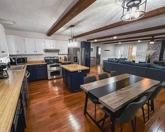 ~Lakeside Oasis~ Waterfront w/HotTub, Sauna & Dock - Hillsboro - Cocina
