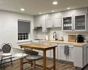 New! Lux 1br Apt At Square In Downtown Ephrata With Wifi, Mini Splits - Ephrata - Kitchen