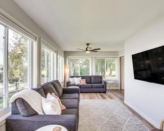 Lake Mary Cottage with Private Beach and Boat Dock - Alexandria - Living room