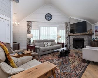 Modern Mountain Farmhouse in the heart of Cashiers - Cashiers - Living room
