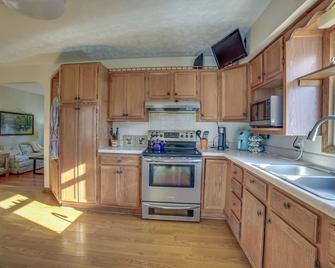 Quaint Youngstown Home about 2 Mi to Boardman Park! - Youngstown - Kitchen