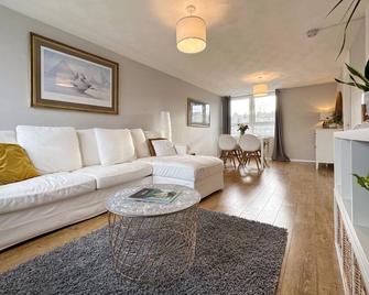Beautiful & Elegant 2bd Scandi Style Duplex - Linlithgow - Living room