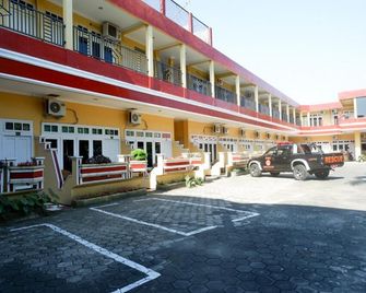 RedDoorz Plus near Stadion Wijaya Kusuma - Cilacap - Building