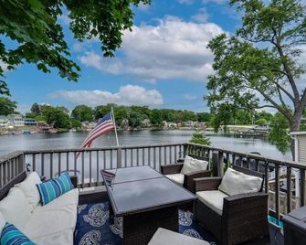 Portage Lakes Escape - 5 Bedroom Lakefront Home - Akron - Balcony