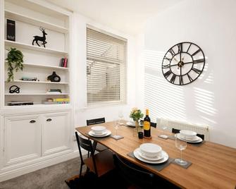 Asher Suite by Koya Homes - 2-Bedroom Home, Downtown Barry, Free Parking - Barry - Comedor