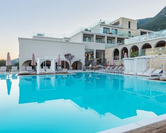 Golden Mare Resort - Barbati - Басейн
