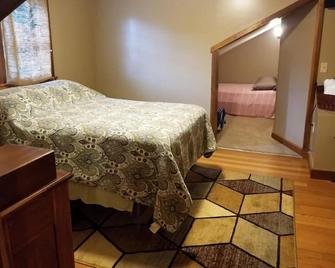 'Dragonfly' guestroom at bed and breakfast on 11 park-like acres - Bryson City - Bedroom