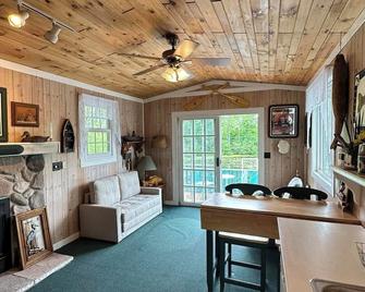 Cozy boathouse in enchanting Stevens Point with AC - Stevens Point - Living room