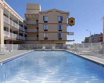 Super 8 by Wyndham Atlantic City - Atlantic City - Piscina