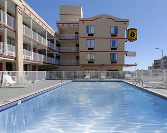 Super 8 by Wyndham Atlantic City - Atlantic City - Svømmebasseng
