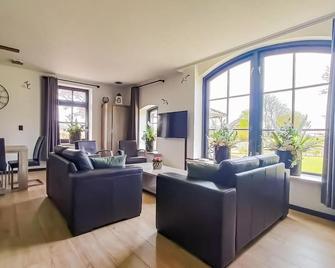 Cozy Home In Den Ham With Kitchen - Den Ham - Sala de estar