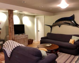 Quaint, Clean & Updated Cottage- Steps From The Beach. - Lambton Shores - Living room