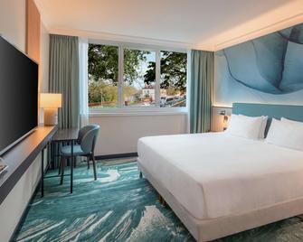 DoubleTree by Hilton Paris Bougival - Bougival - Bedroom