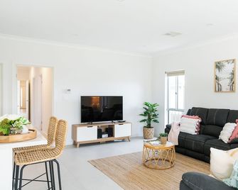Ella House II - New 3br 2bath, Wifi, 2 Living - Warradale - Sala de estar