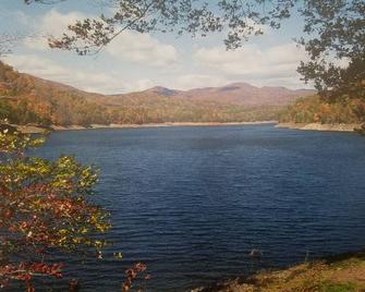 Beautiful Lake House on Lake Hiwassee in Bear Paw with Dock and majestic views - Murphy - Gebäude