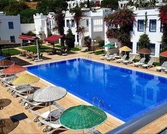 Paradise Apart Hotel - Bodrum - Piscina