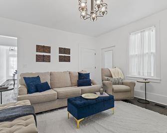 Jefferson Off Main: 4 Bedsking Bedswalk To Main 3 Full Bath - Madison - Obývací pokoj
