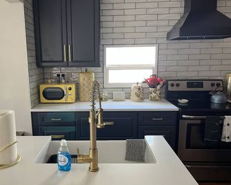 Cheerful 3-bedroom minutes from downtown and OCC - Colorado Springs - Cocina
