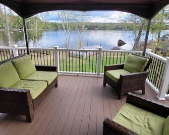 Lakeside Serenity Sum - Lincoln - Balcón