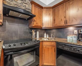 Heavenly Mountain Hideaway, Pool, Hot Tub - Radium Hot Springs - Kitchen