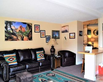 Miner's Cabin Cabin 3 - Moab - Living room