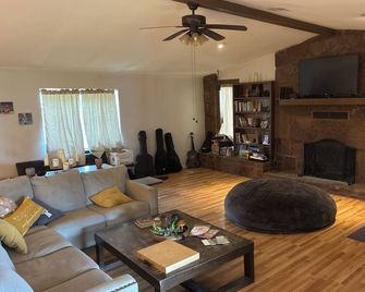Find your peace for the whole family at the Ravens Nest - Claremore - Wohnzimmer