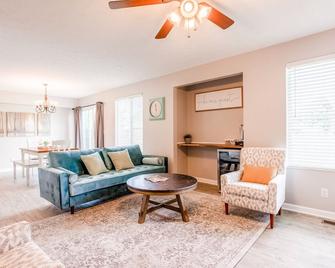 Quiet 3B Townhouse by Liberty Hospital, West Chester - Liberty Township - Living room