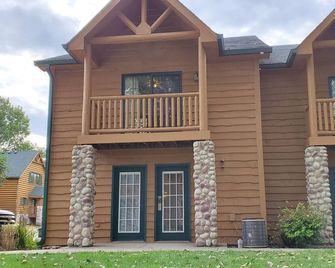 Spacious And Cozy Villa Located On Resort Walking Distance from Starved Rock - Oglesby - Gebouw