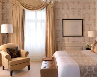 Four Seasons Hotel Prague - Prague - Bedroom